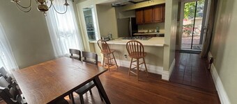 Charming 2-bedroom 1st Floor apartment in lovely Terre Haute with WiFi, AC