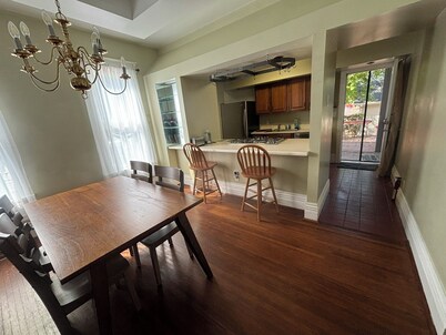 Charming 2-bedroom 1st Floor apartment in lovely Terre Haute with WiFi, AC