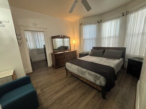 2 bedrooms, iron/ironing board, WiFi, bed sheets - Charming 2-bedroom 1st Floor apartment in lovely Terre Haute with WiFi, AC (Terre Haute)