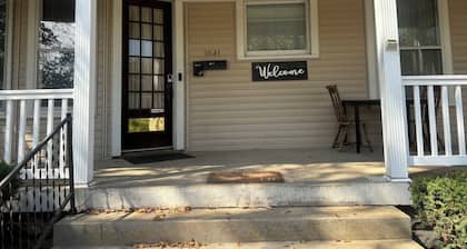 Charming 2-bedroom 1st Floor apartment in lovely Terre Haute with WiFi, AC