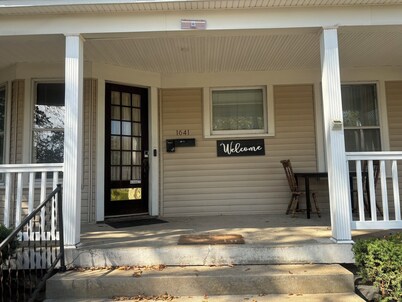 Charming 2-bedroom 1st Floor apartment in lovely Terre Haute with WiFi, AC