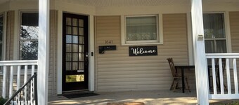 Charming 2-bedroom 1st Floor apartment in lovely Terre Haute with WiFi, AC