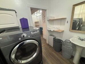 Interior - Charming 2-bedroom 1st Floor apartment in lovely Terre Haute with WiFi, AC (Terre Haute)