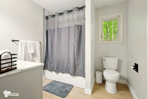Douche, sèche-cheveux, serviettes fournies, savon