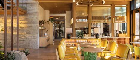 Ein modernes Interieur mit Bar, Sitzgelegenheiten und einer Steinwand.