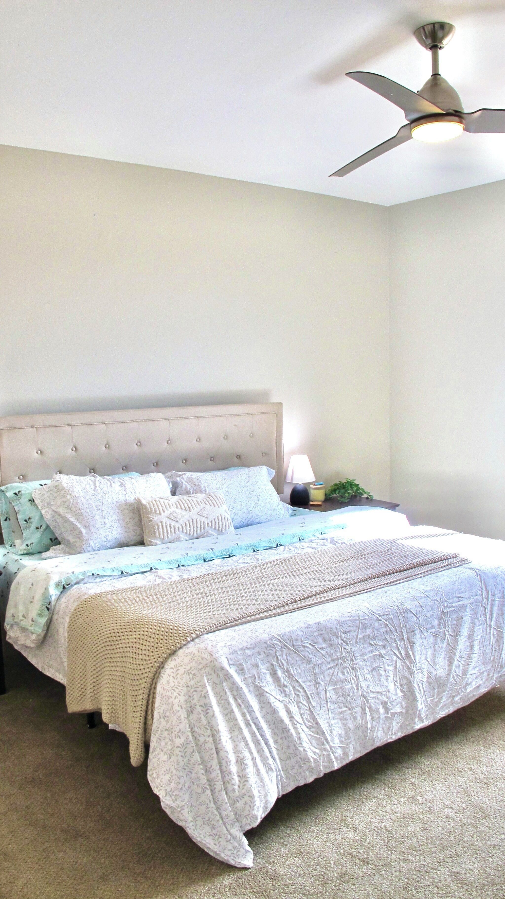 3 soverom, skrivebord, strykejern/-brett og reiseseng for barn