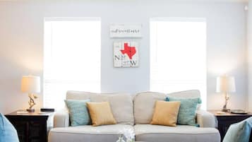 House, 5 Bedrooms, Courtyard View | Living room