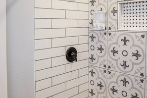 Huis, 5 slaapkamers, uitzicht op de binnenplaats | Badkamer met douche