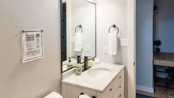 House, 5 Bedrooms, Courtyard View | Bathroom