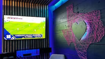 House, 5 Bedrooms, Courtyard View | Television