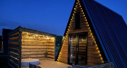 Cherry Blossom - Cosy Cabin in the Countryside with Hot Tub
