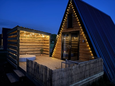 Cherry Blossom - Cosy Cabin in the Countryside with Hot Tub