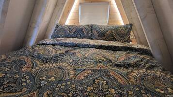 1 bedroom, bed sheets