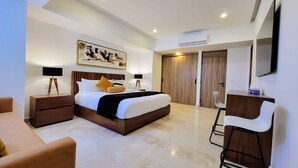 Un dormitorio moderno con cama, mesitas de noche, escritorio y silla.
