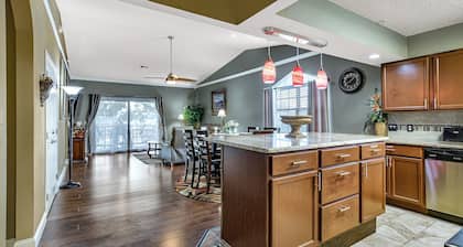 2-bedroom condo in charming heart of Branson, MO with WiFi, TV, fitness room, AC