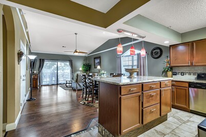 2-bedroom condo in charming heart of Branson, MO with WiFi, TV, fitness room, AC