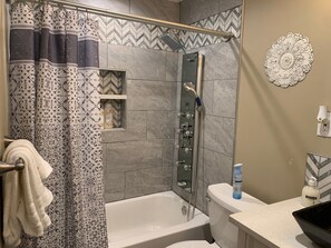Douche, sèche-cheveux, serviettes fournies, savon