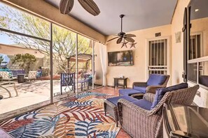 Smart TV, fireplace
