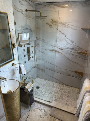 تجهيزات دش، مناشف، ورق حمّام