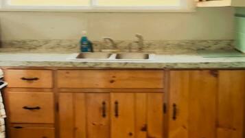 Kylskåp, mikrovågsugn, ugn och spishäll