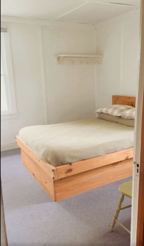 3 bedrooms, desk, WiFi, bed sheets