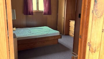 3 bedrooms, desk, WiFi, bed sheets