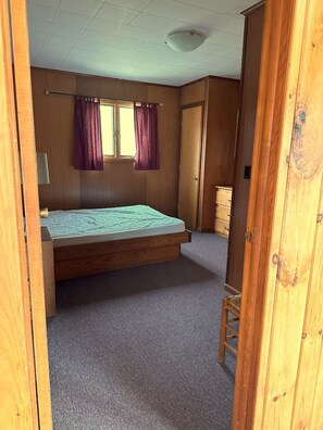 3 bedrooms, desk, WiFi, bed sheets
