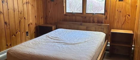 2 bedrooms, desk, WiFi
