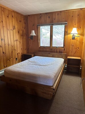 2 bedrooms, desk, WiFi