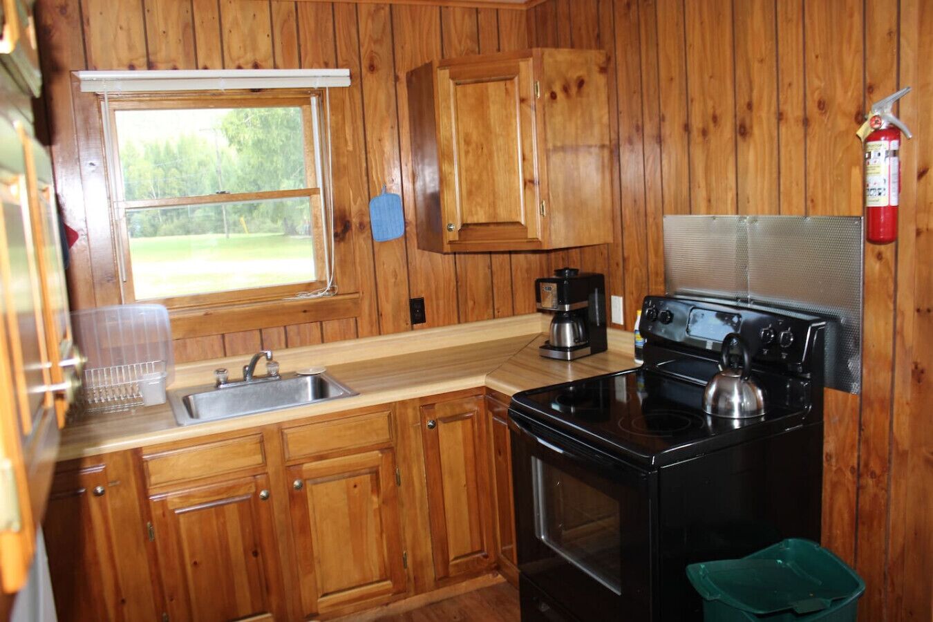 Refrigerador, cafetera/tetera, utensilios de cocina, mesa de comedor