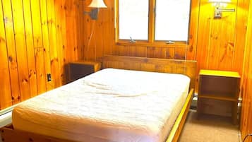 Escritorio, cuna de viaje, wifi y ropa de cama
