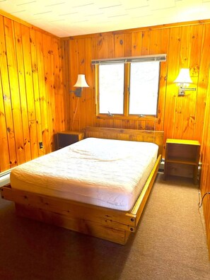 2 bedrooms, desk, travel cot, WiFi