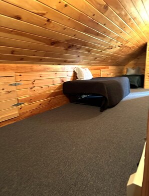 5 bedrooms, desk, iron/ironing board, travel cot