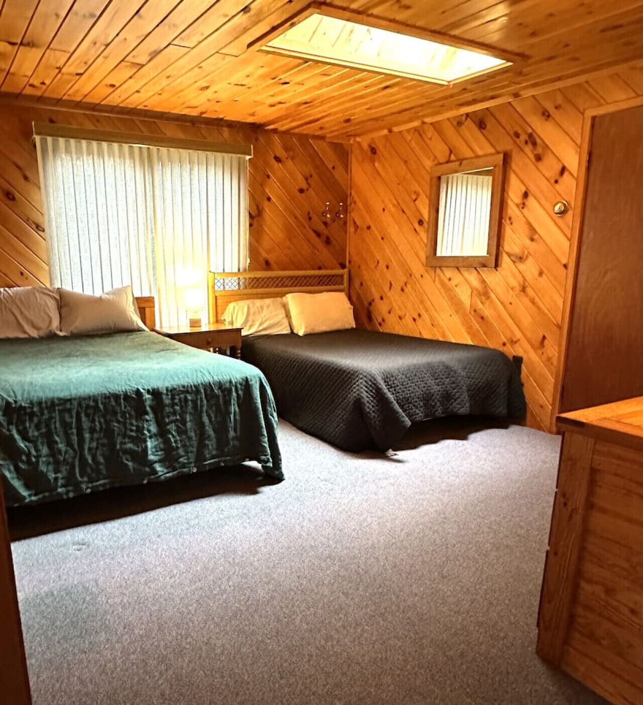 5 makuuhuonetta, työpöytä, silitysrauta/-lauta, vauvan matkasänky