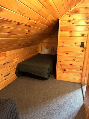 5 bedrooms, desk, iron/ironing board, travel cot