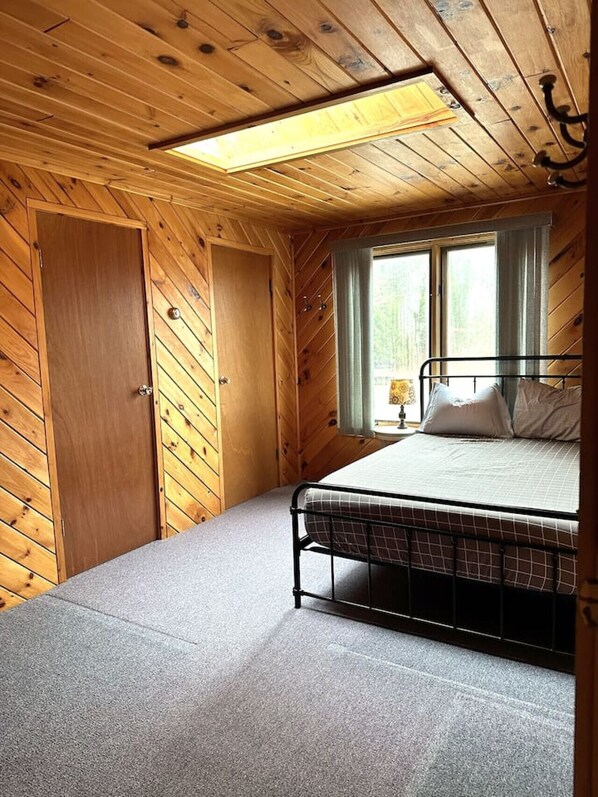 5 bedrooms, desk, iron/ironing board, travel crib