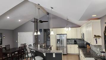 Een magnetron, een oven, een kookplaat, een vaatwasser