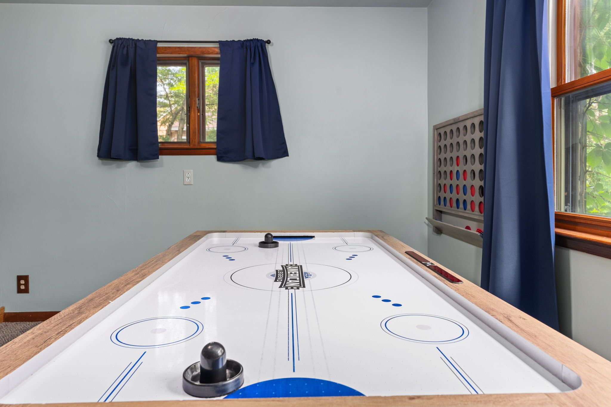 Une table de jeu de palet, dotée d’un bord en bois, d’une zone centrale pour le comptage des points et d’un support pour les palets.