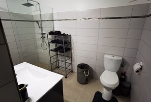 Douche, serviettes fournies, savon, papier toilette