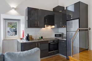 Jääkaappi, mikroaaltouuni, uuni, liesi