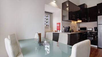 Frigorifero, microonde, forno, piano cottura