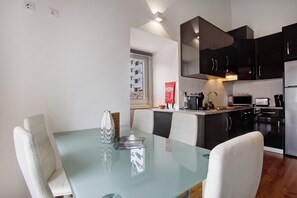 Fridge, microwave, oven, stovetop - Holiday Home 'Castelos Azul' with Private Garden, Wi-Fi and Air Conditioning (Ourém)
