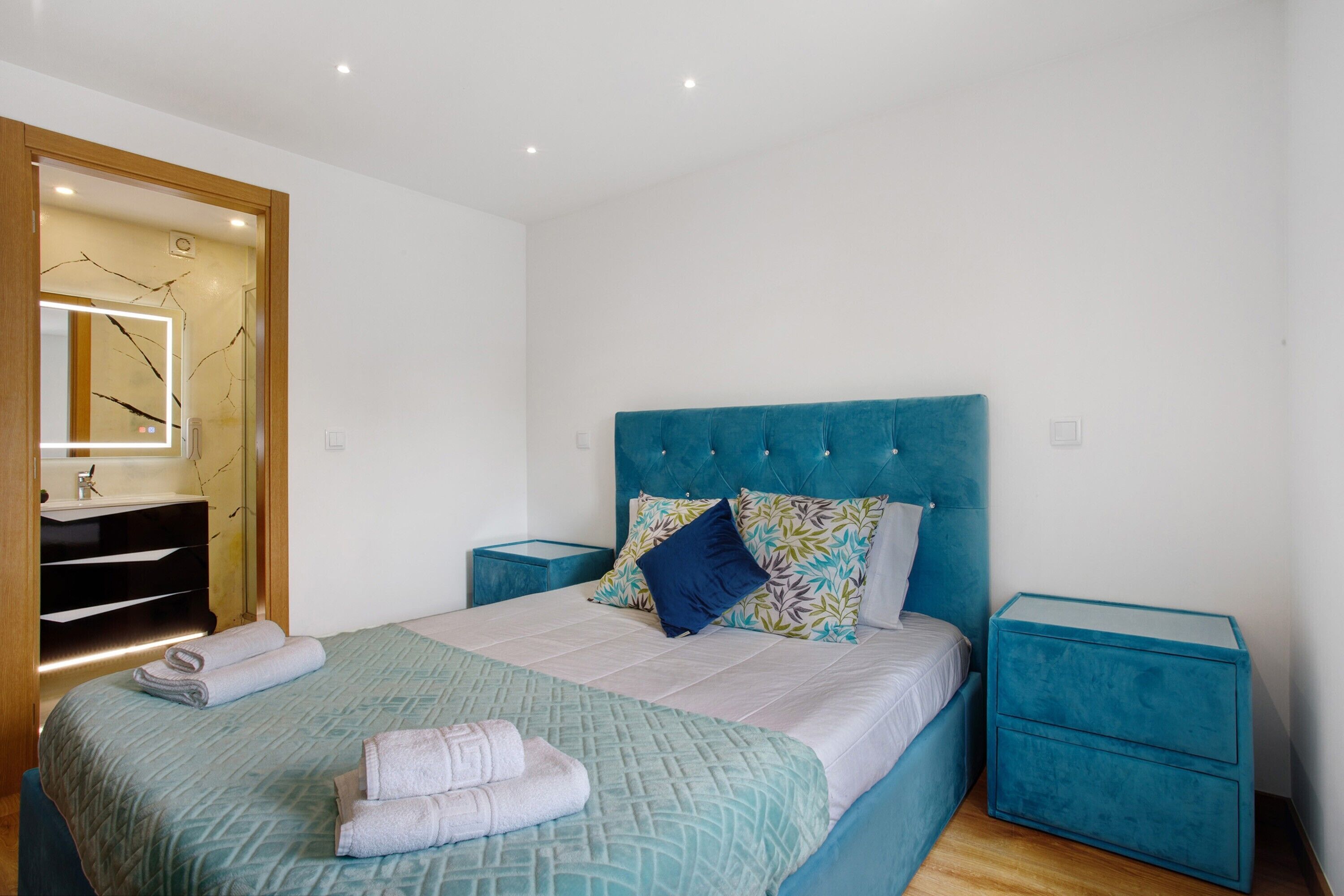 2 bedrooms, iron/ironing board, free WiFi, bed sheets