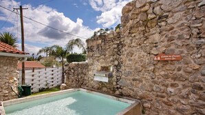 Un muro de piedra con un letrero que dice 'Caminhos das Crianças Caminhos do Zorro'.
