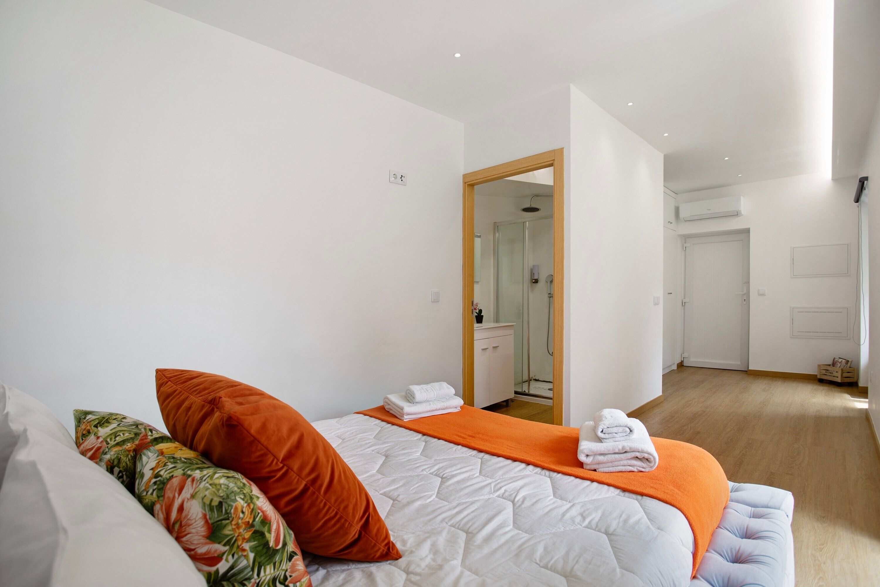 3 slaapkamers, een strijkplank/strijkijzer, gratis wifi, beddengoed