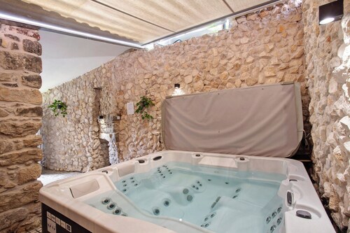 Holiday Home 'Castelos Amarelo' with Private Pool, Wi-Fi and Air Conditioning