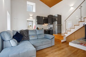 TV - Holiday Home 'Dos Castelos' with Private Pool, Wi-Fi and Air Conditioning (Santarém)