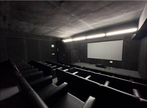 Theatre show - 250 sqft 2 Studio Apt Pool and Sauna (Dhaka)