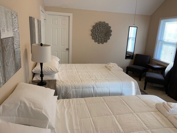 3 chambres, fer et planche à repasser, Wi-Fi, draps fournis