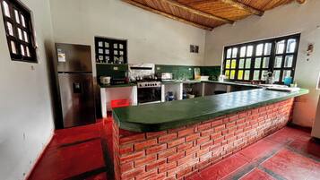 Kylskåp, mikrovågsugn, ugn och grytor/köksredskap